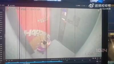 فیلم بسته شدن در آسانسور روی کودک