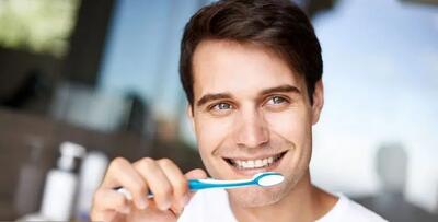 🔍 چرا باید زبانتان را مسواک بزنید؟ دلیلش فقط بوی بد دهان نیست! - سبک ایده آل