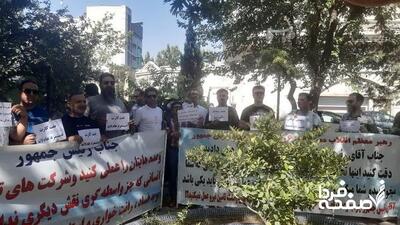 تجمع کارگران ارکان ثالث نفت مقابل وزارت‌خانه/ پیمانکاران حذف شوند