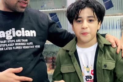 آواز شاد؛ پسرک دوستداشتنی چه شیرین آهنگ عربی میکنه دیگه کم کم رقص میاره