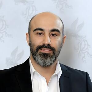 نقی پایتخت در آغوش پدر؛ تصویری دیده‌نشده از کودکی محسن تنابنده