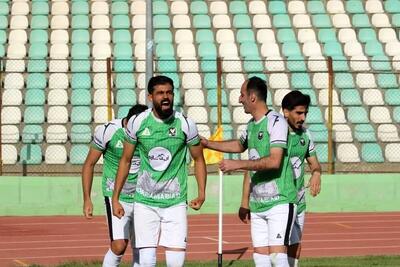 پوستر باشگاه خیبر با چهره کاپیتان پرسپولیس و برادرش