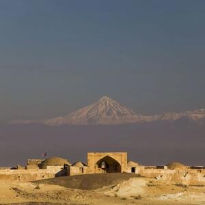 قله دماوند و کاروانسرای قصر بهرام در یک قاب از پارک ملی کویر