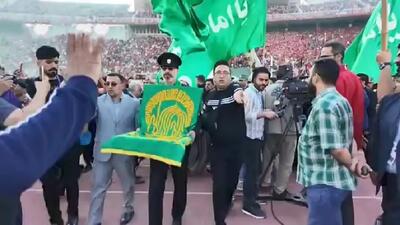 پرچم حرم امام رضا با نوای حیدرحیدر تبریزی‌ها وارد ورزشگاه شد (فیلم)
