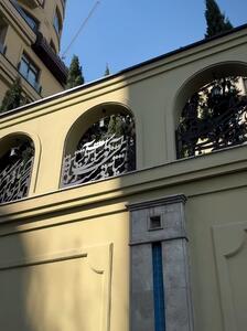 در وروری و حفاظ یک خانه در نیاوران که انگار صفحات شاهنامه است - چیدانه