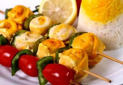 طرز تهیه رول کباب مرغ؛ غذای خوشمزه و رستورانی به روش تابه‌ای