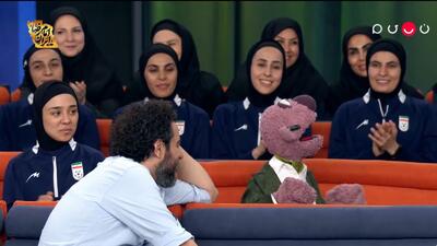 جناب خان و خواندن سرودهای ملی برای تیم ملی فوتسال بانوان