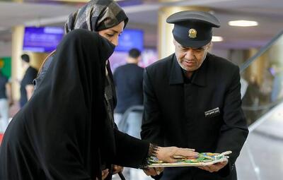 فیلم/ استقبال خادمان رضوی در فرودگاه مشهد از زائران