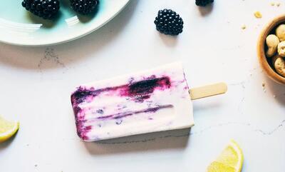 طرز تهیه بستنی چوبی پنیری با توت سفید یا سیاه؛ نکات کلیدی