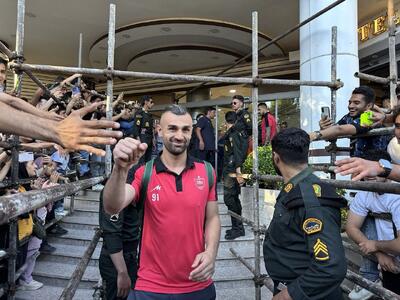 تأخیر در آغاز بازی پرسپولیس به دلیل دود زیاد در ورزشگاه تختی خرم آباد - پارس فوتبال