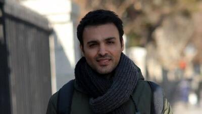شوخی بانمک سامان صفاری،بازیگر سریال ناریا، با یک مجسمه سنگی