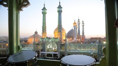 نواخته شدن نقاره‌های حرم حضرت معصومه (س) در شب میلاد امام رئوف+فیلم
