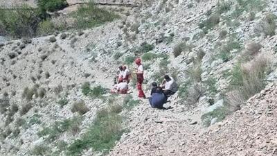 نجات مصدوم ۴۵ ساله از ارتفاع ۴۰۰ متری در جاده کرج - چالوس