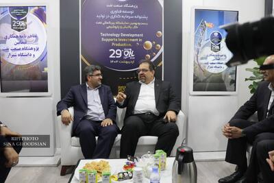 بازدید سعید توکلی، مدیرعامل شرکت ملی گاز ایران، از غرفه پژوهشگاه صنعت نفت
