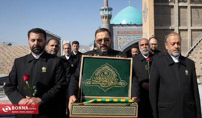 آیین تعویض پوش ضریح و پرچم گنبد منور رضوی در سالروز میلاد امام مهربانی‌ها برگزار شد
