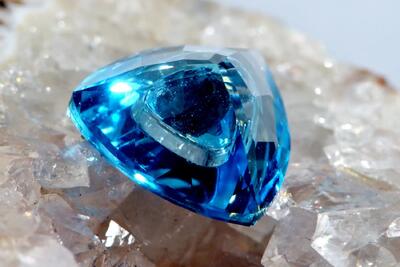 سنگ توپاز چیست؟ معرفی انواع و کاربرد سنگ توپاز (Topaz)