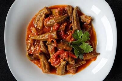 طرز تهیه خوراک بامیه؛ غذای ساده و خوشمزه با ترکیب گوجه و سیب‌زمینی