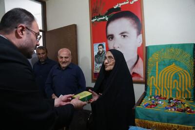 تجلیل از خانواده شهید علی شمسویی با حضور خدام حرم رضوی در شهر خورموج