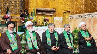 برگزاری آیین سنتی تعویض پرچم گنبد بارگاه امام رضا (ع) با حضور عراقچی