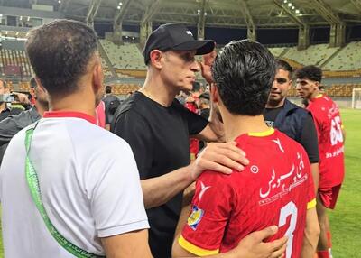 بازیکنان فولاد پیراهن‌هایشان را به خانه نبردند! - پارس فوتبال