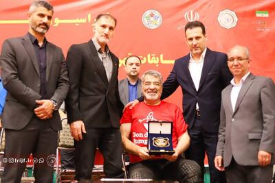 تجلیل آرش میراسماعیلی از پیشکسوت جودو در مسابقات قهرمانی نوجوانان کشور - پارس فوتبال