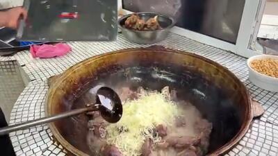 ببینید؛ طرز تهیه پلو ازبکی با گوشت در خیابان‌های تاشکند + فیلم