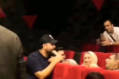 آواز شاد؛ مرد وسط شوی خنده خوابیده ببین چه آهنگی براش خوندن ملت دارن دیوارو گاز میزنن