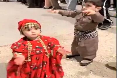 آواز شاد؛ دوتا فسقل بچه قد نخود مردم دورشون کردن و اینا وسط کردی میرقصن خیلی ناز