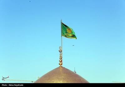 تعویض پرچم گنبد حرم مطهر رضوی به مناسبت میلاد امام رضا(ع)- عکس خبری تسنیم | Tasnim
