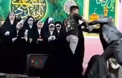 فیلم| حمله پسر نوجوان با چاقو به مجری برنامه مذهبی