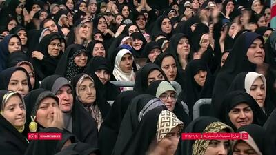 لحظه تشویق سخنان رهبرانقلاب توسط کارگران