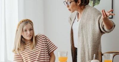 7 دلیل کودکان بالغ با والدین سمی در ارتباط هستند