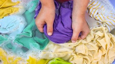 راهنمای کامل پاک کردن لکه از لباس‌های رنگی؛ از قهوه تا جوهر
