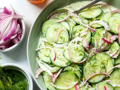 طرز تهیه سالاد خیار مجلسی برای مهمانی‌های خاص (فیلم)