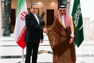 زبان بدن وزیر خارجه عربستان در دیدار با عراقچی - اکونیوز