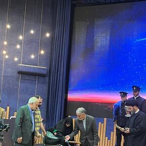 عکس/ تجلیل از مادر ابراهیم رئیسی در یک جشنواره | اقتصاد24