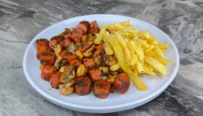 طرز تهیه یک ساندویج سوسیس، قارچ و سیب زمینی خوشمزه