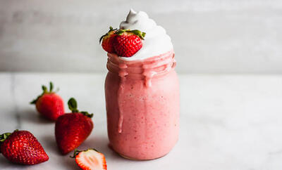 طرز تهیه میلک شیک توت فرنگی، یک نوشیدنی دلچسب و کافی شاپی
