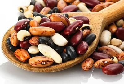 قیمت لوبیا در بازار به نیم میلیون رسیده و هم قیمت گوشت شده است