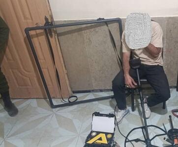 کشف عتیقه‌های پنج هزار ساله و دستگاه گنج‌یاب قاچاق در خانه‌ای در داراب