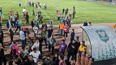 لحظه ای که افشین پیروانی، مورد ضرب و شتم با لگد یک فرد قرار گرفت!