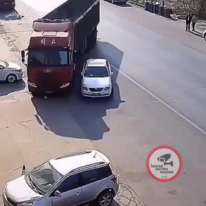 مرز بین حادثه و معجزه؛ واکنش راننده تریلی پس از فرار میلیمتری از تصادف هولناک!