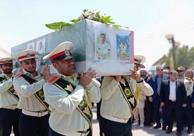 پیکر شهید استواریکم تنگستانی بر روی دستان مردم بندرلنگه تشییع شد