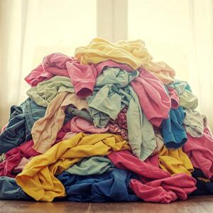 با این 7 اشتباه رایج در شستن لباس‌ها، عمر آن‌ها را کوتاه کنید!