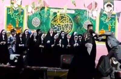 لحظه حمله به مجری برنامه مذهبی در نجف آباد با چاقو/ فیلم