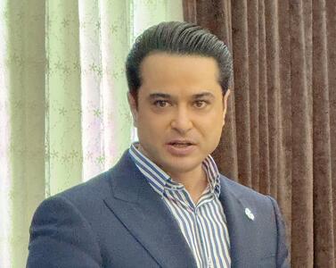 همزمان نمی‌توانید دو اسب را سوار شوید!