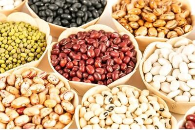 قیمت لوبیا در بازار به نیم میلیون رسیده و هم قیمت گوشت شده است