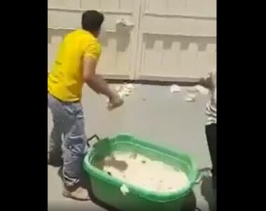 نانواهای قلعه‌گنج کرمان، خمیرها را به درِ اداره برق کوبیدند! (فیلم)