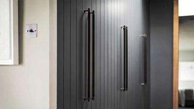 چند مدل دستگیره کابینت، کمد دیواری و در اتاق مدرن فوق(+عکس)