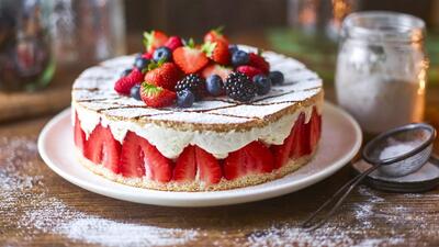 طرز تهیه کیک توت فرنگی خامه ای/ دسر خوشمزه و جذاب
